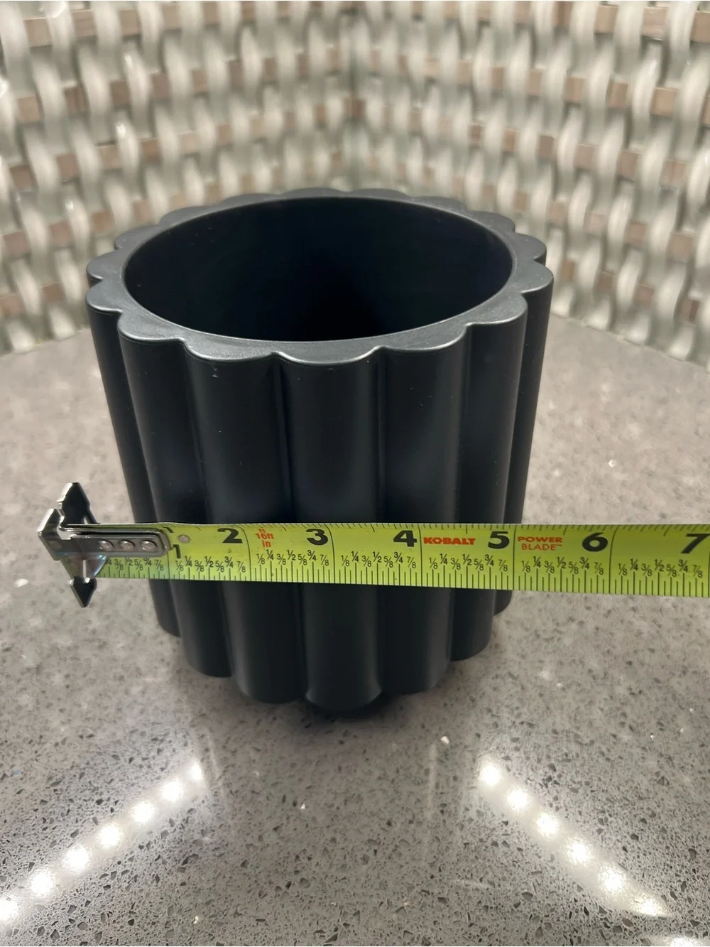 Plastic flower pot like new